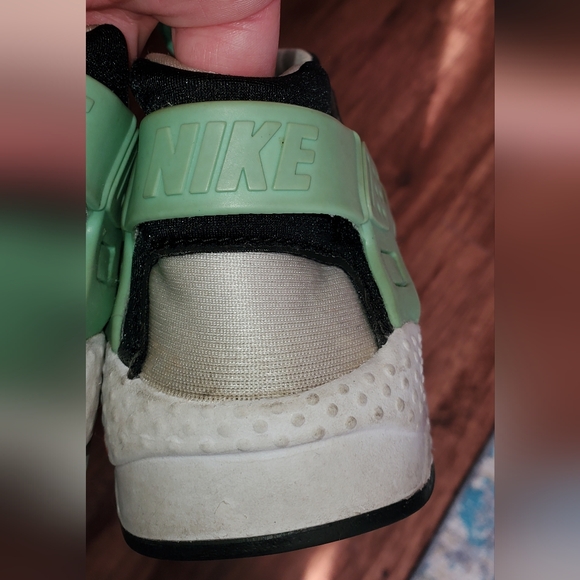Nike Girls Huarache Black/green glow/pure platinum white 5.5Y/7W/5M - Picture 10 of 10